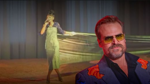 Lily Allen usa vestido con recibos de compras de David Harbour