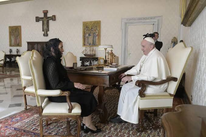 Beatriz Gutiérrez con el papa Francisco