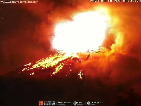 Explosión del Volcán Popocátepetl, desde Tlamacas