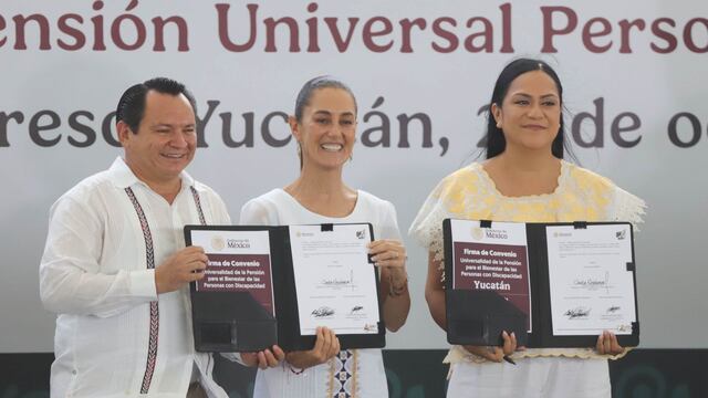 Joaquín Díaz, gobernador de Yucatán; Claudia Sheinbaum, Presidenta de México, y Ariadna Montiel, secretaria de Bienestar, durante la firma de convenio "Universalidad de la Pensión para el Bienestar de las Personas con Discapacidad"