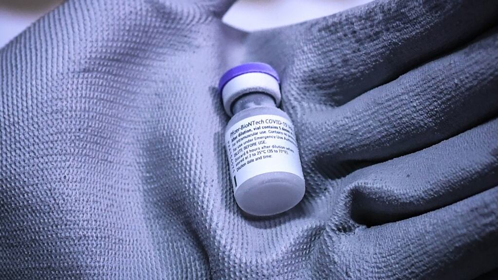 ¿Hay efectos secundarios de las vacunas de Pfizer y AstraZeneca?