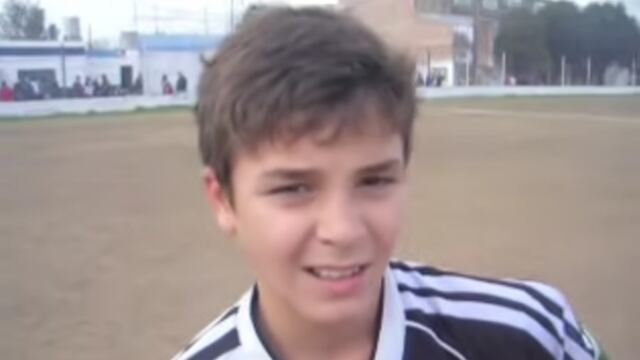 Julián Álvarez, jugando en el barrio que lo vio nacer