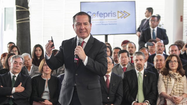 El titular de la Cofepris, Julio Sánchez y Tépoz.