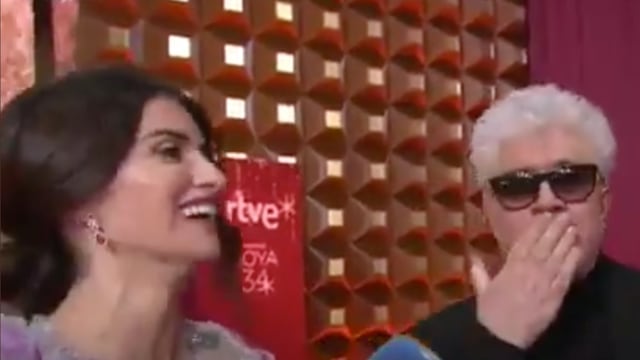 Penélope Cruz y Pedro Almodóvar durante los premios Goya 2020