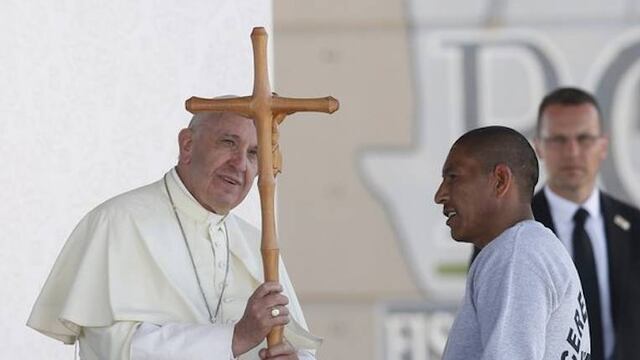 El báculo está elaborado de madera de cedro.