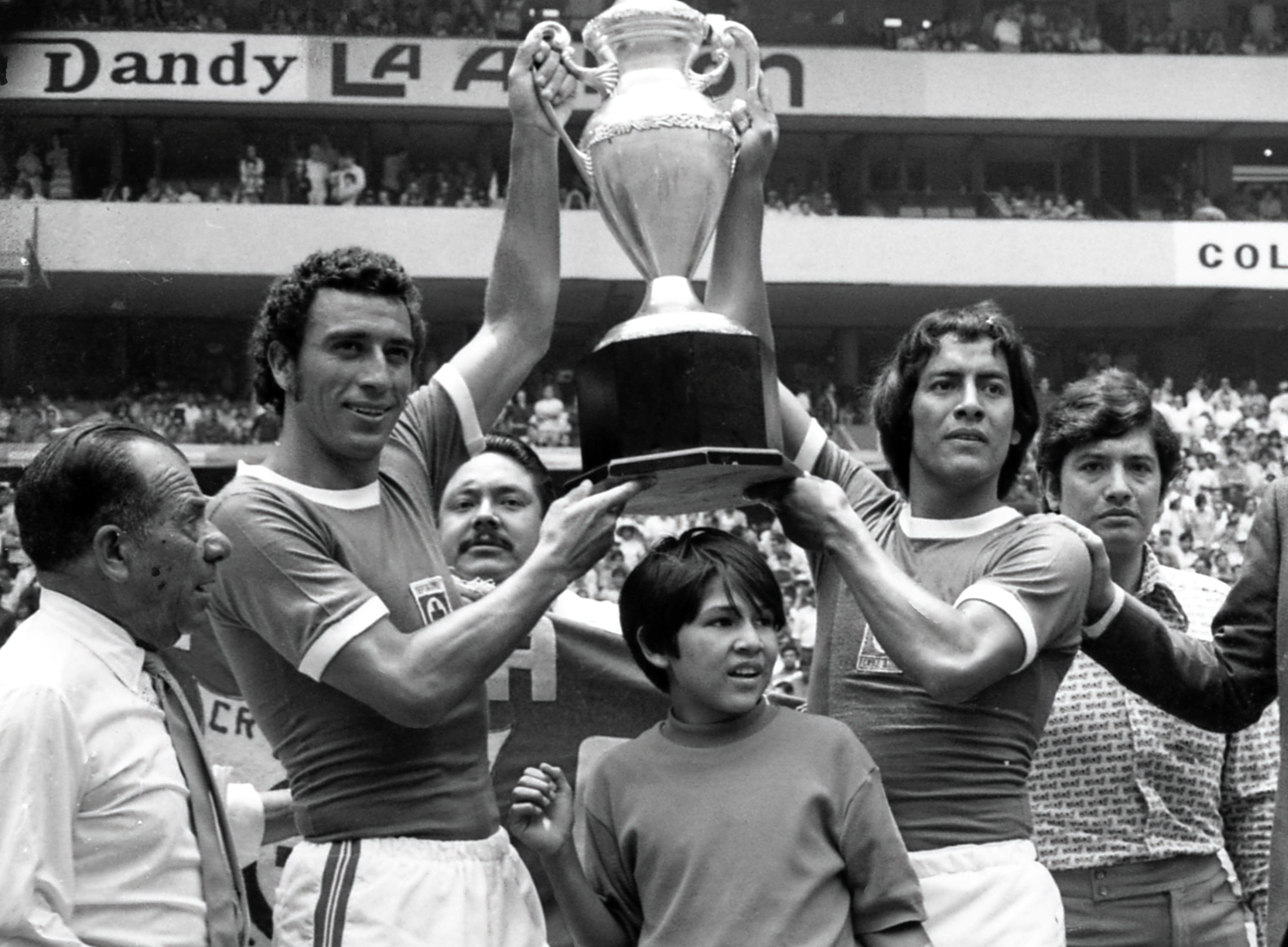 Héctor Pulido celebra un título con Cruz Azul