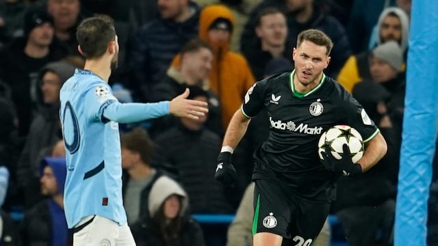 Santiago Giménez en el Manchester City vs Feyenoord.