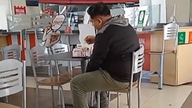 Se cambia de mesa en el KFC