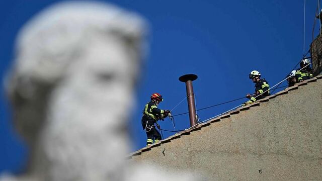 Cónclave: Instalan chimenea en el Vaticano