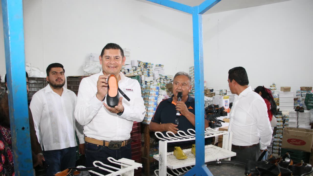 Alejandro Armenta impulsa la industria del calzado en Tehuacán