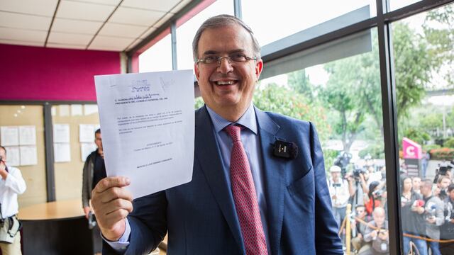 Marcelo Ebrard acude al INE a pagar multa de 10 mil pesos