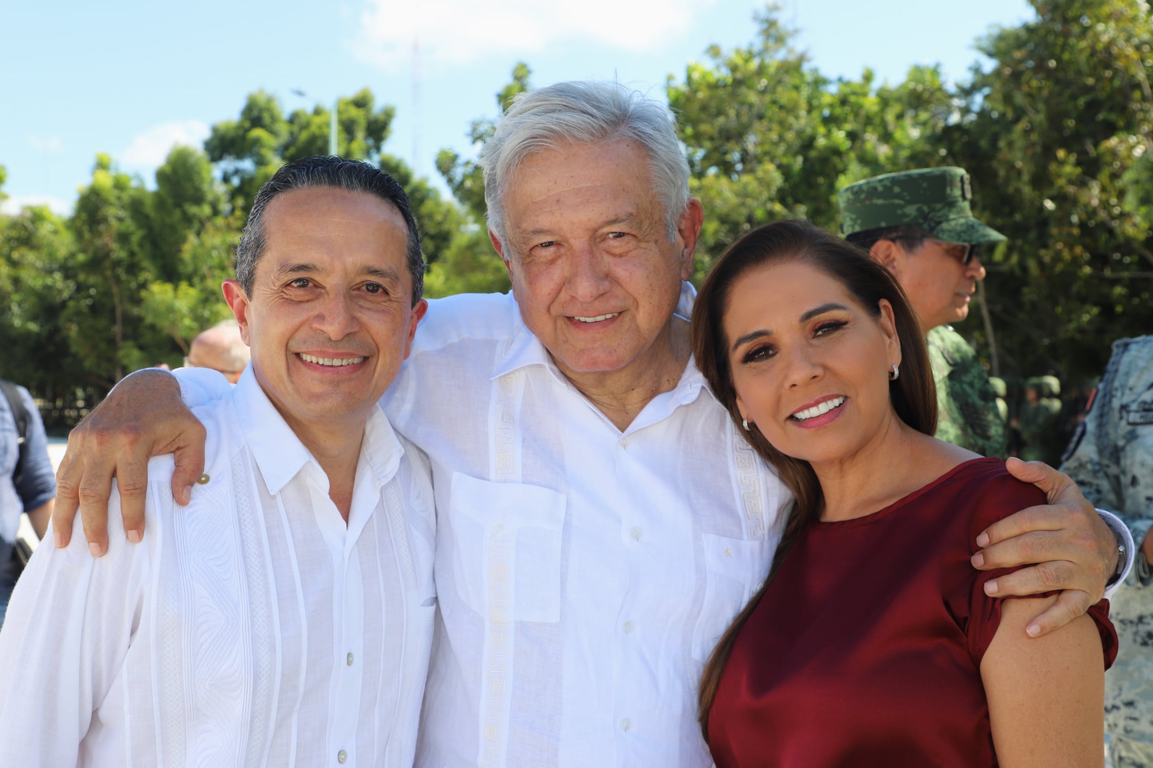 AMLO junto a Carlos Joaquín González y Mara Lezama