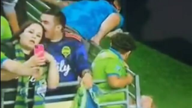 Miguel Herrera encara a fan del Seattle