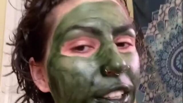 Mujer con mascarilla de clorofila