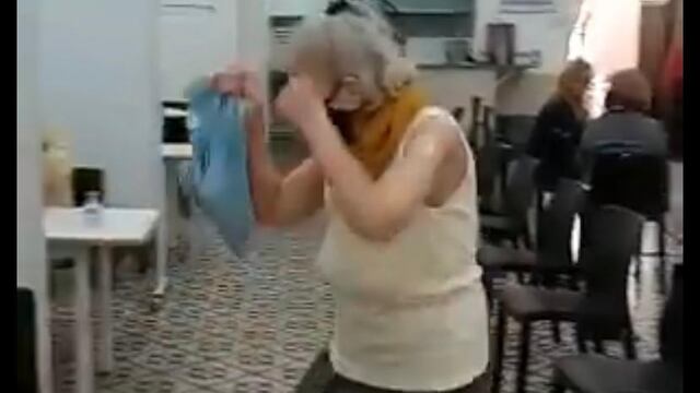 Adulta mayor baila tras recibir vacuna