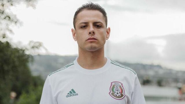 ‘Chicharito’ posa con el novedoso jersey.