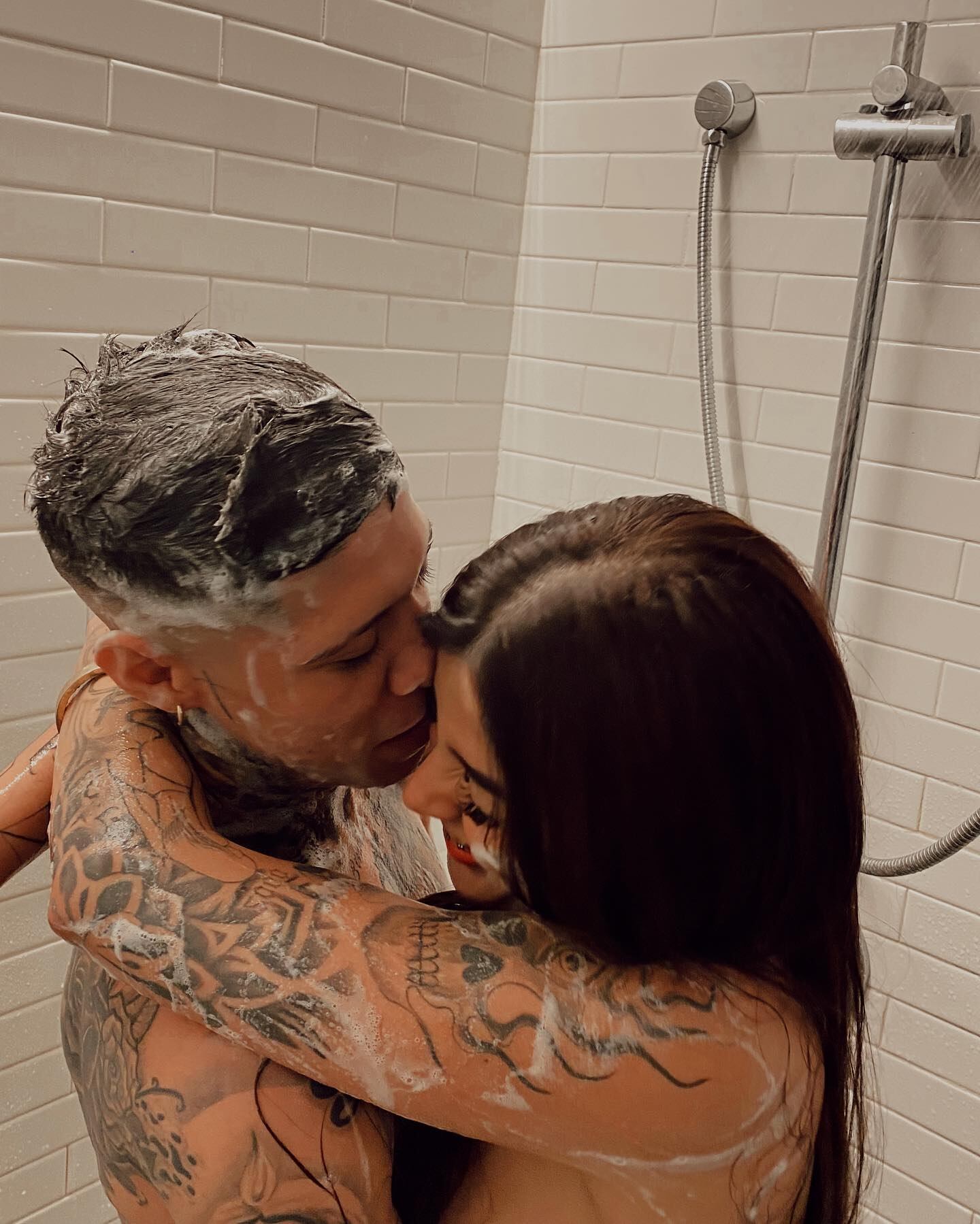 Santa Fe Klan y Karely Ruiz se muestran bañándose.