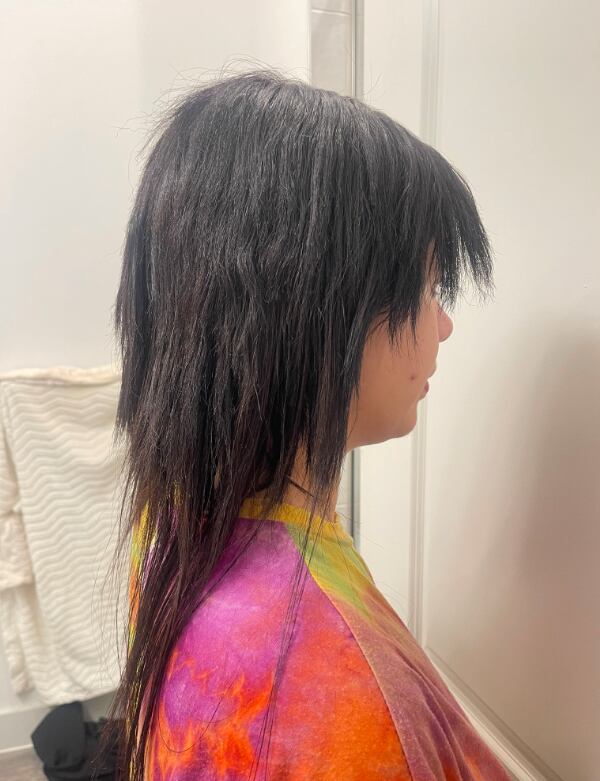 Quería ser rubia y terminó sin cabello