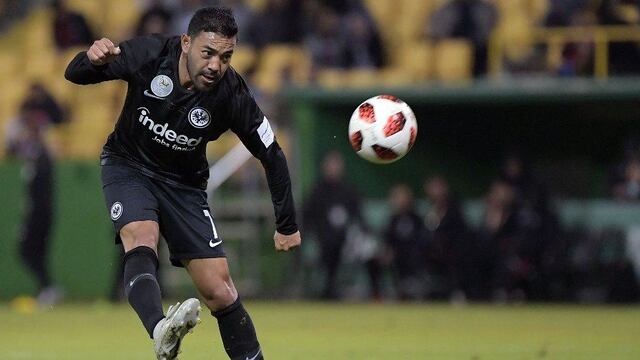 Marco Fabián ejecuta un remate con el Frankfurt.