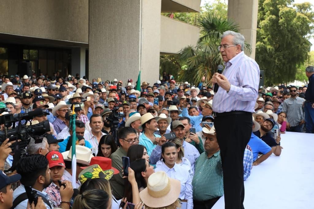 Rubén Rocha Moya con agricultores de Sinaloa