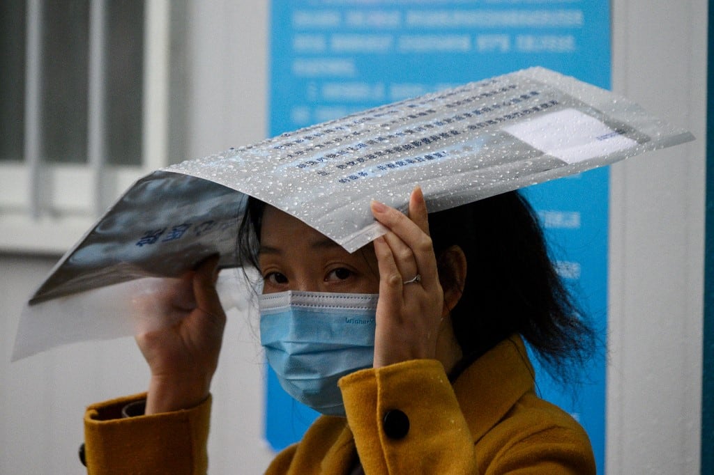 Mujer con cubrebocas en China