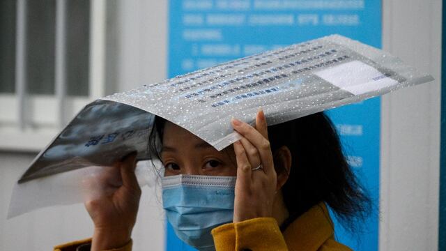 Mujer con cubrebocas en China