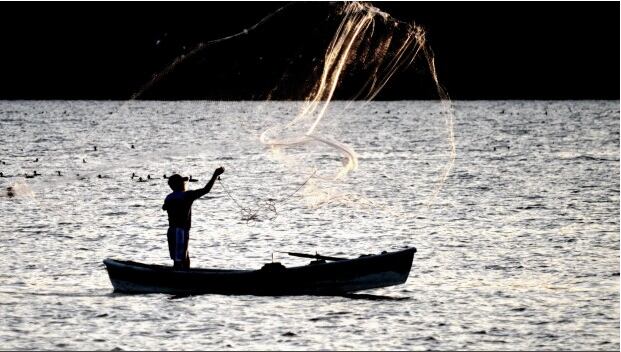 Pescador con red