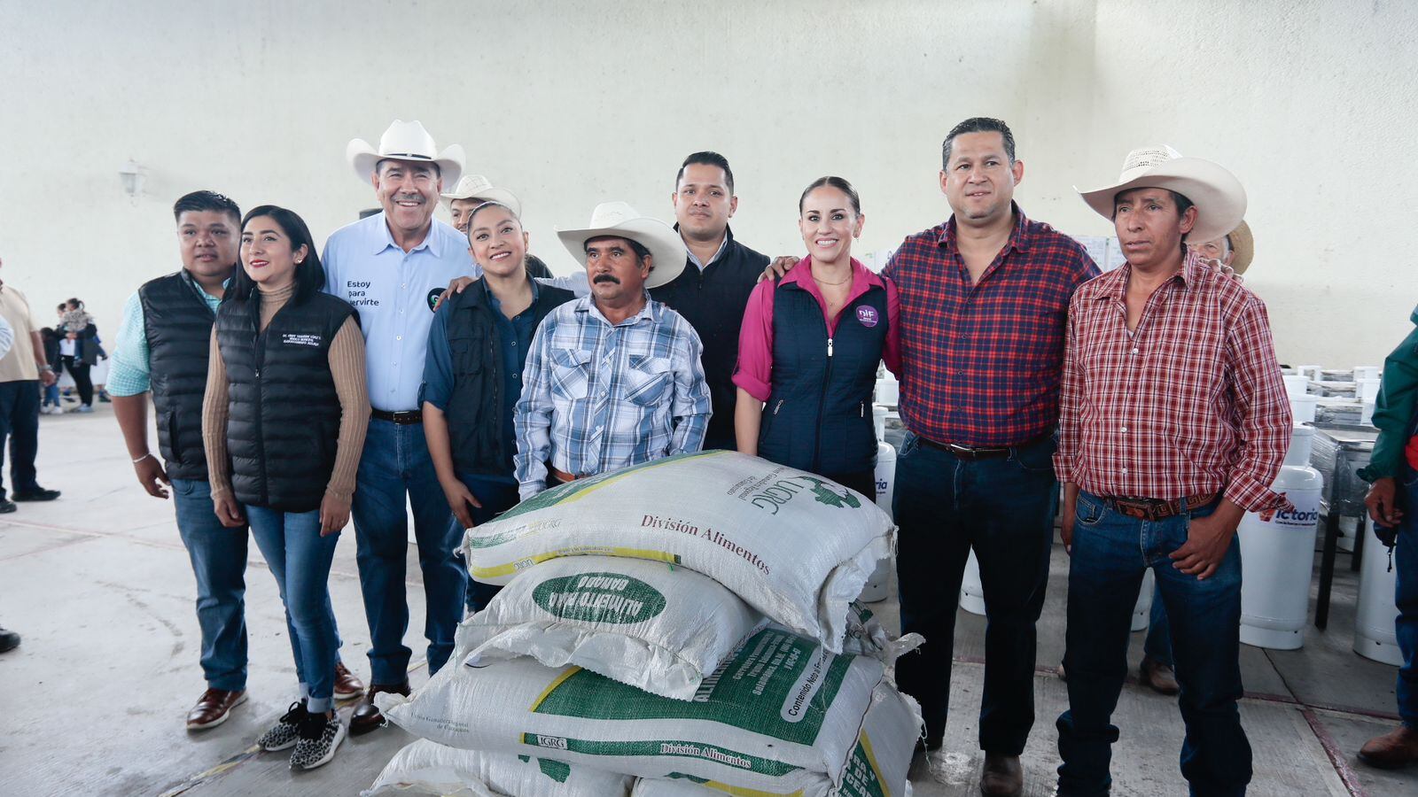 Diego Sinhue Rodríguez entregó apoyos agrícolas en el municipio de Victoria