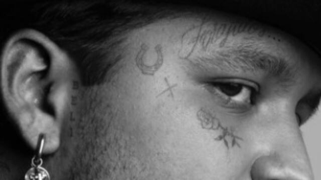 Christian Nodal estrena tatuajes en la cara