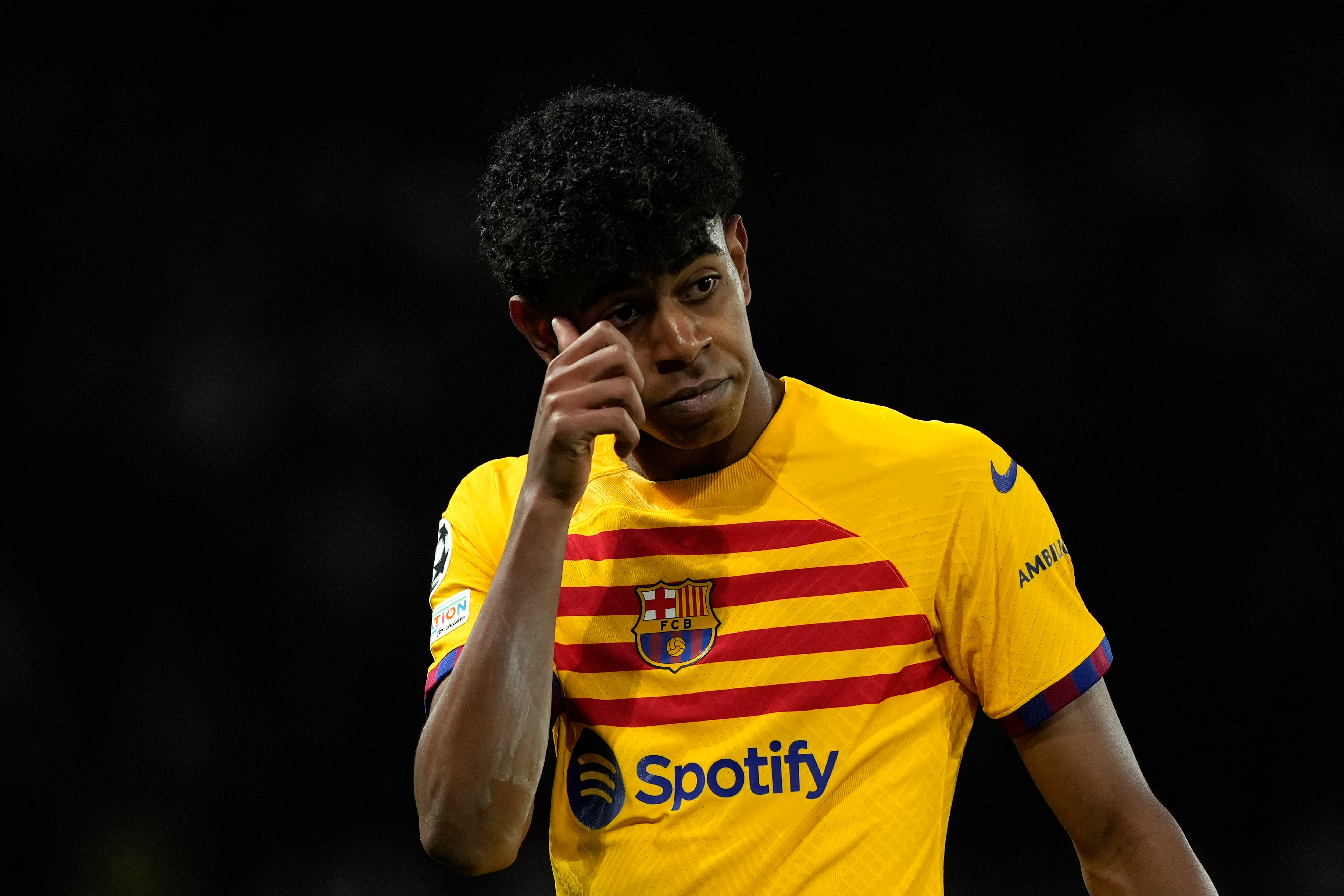 Lamine Yamal con el Barcelona en la Champions League