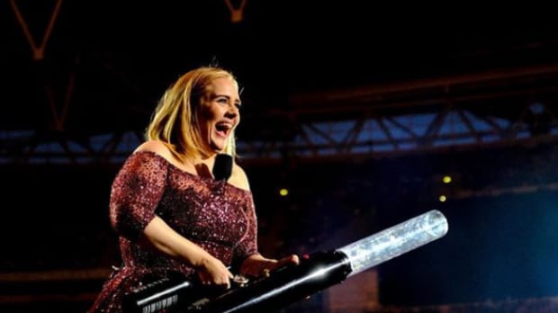 Adele se caracteriza de Dolly Parton