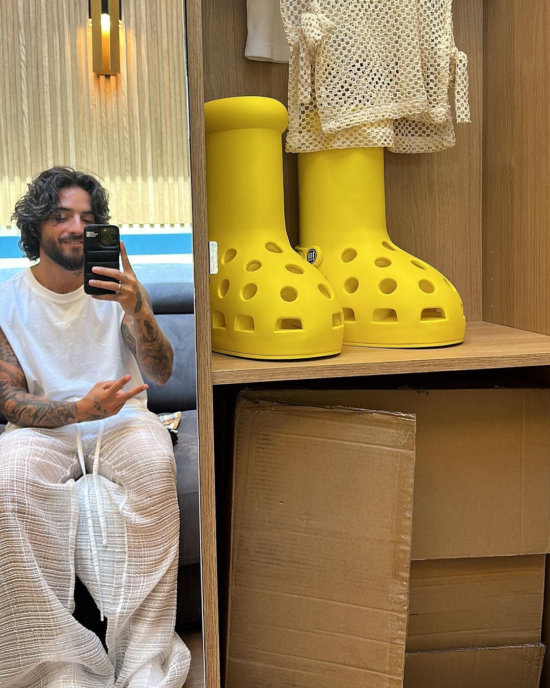 Maluma es el primer en usar las MSCHF x Crocs Big Yellow Boots.