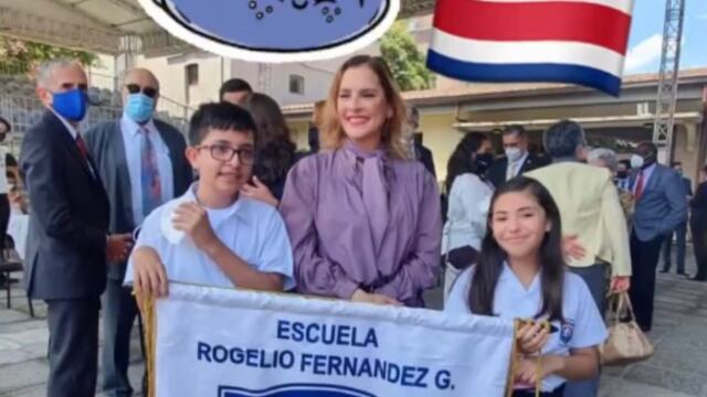 Beatriz Gutiérrez con estudiantes en Costa Rica/Cortesía