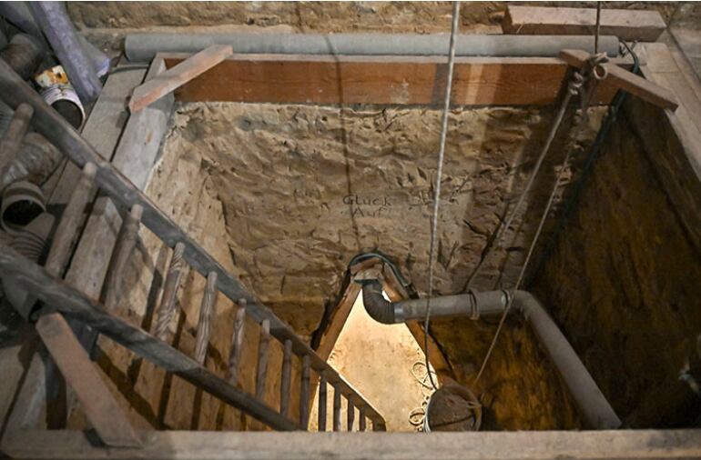 Túnel de fuga bajo el Muro de Berlín.