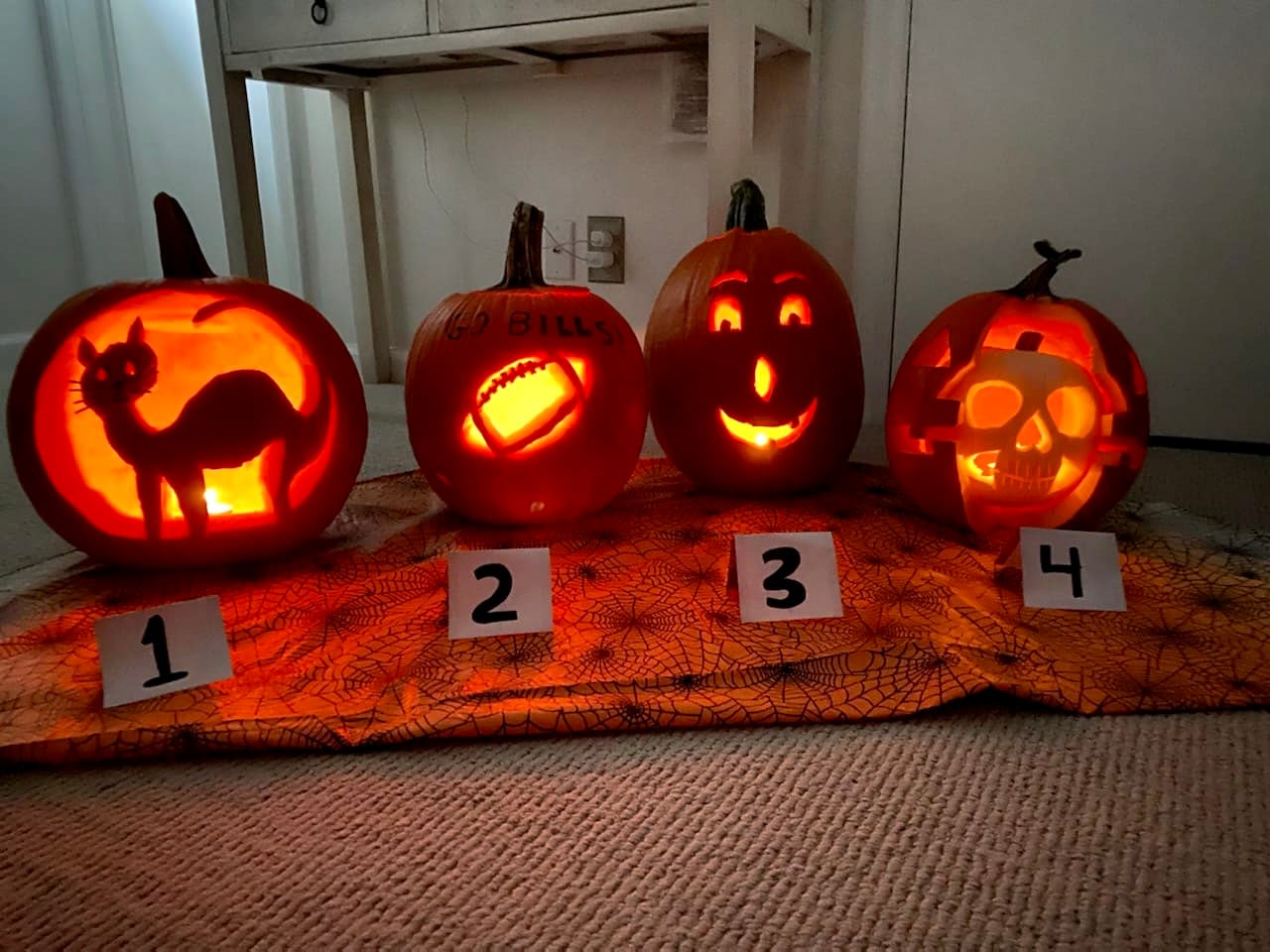 Familia combina Halloween con Día de Muertos