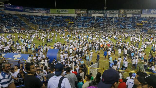 Estampida en estadio de El Salvador