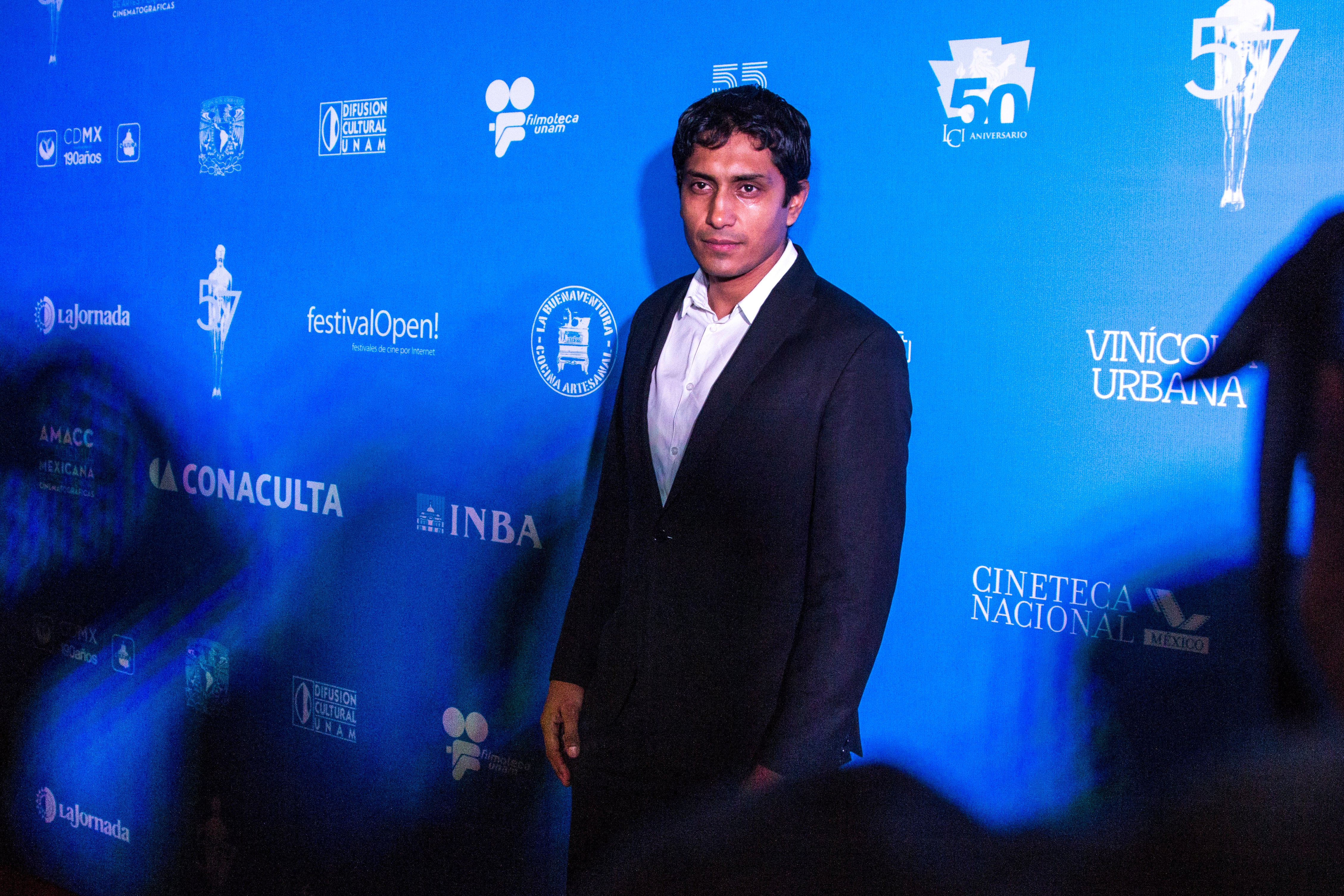 Tenoch Huerta durante la alfombra roja de la 57 entrega del Premio Ariel.