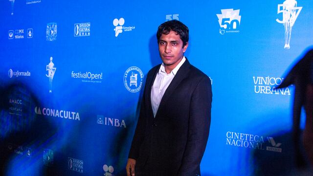 Tenoch Huerta durante la alfombra roja de la 57 entrega del Premio Ariel.