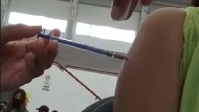 Niña vacunada con jeringa vacía