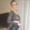 Noelia posa con mini vestido blanco en la playa (VIDEO)