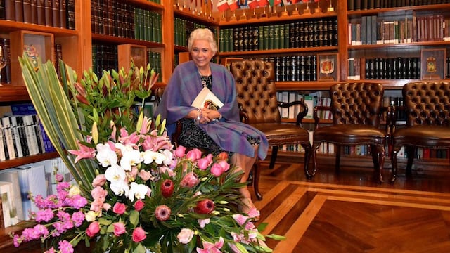 La secretaria de Gobernación junto con el detalle de amor.