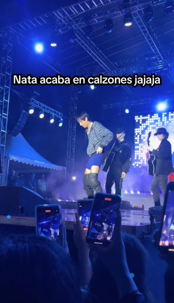 Natanael Cano se queda en calzones en pleno concierto.