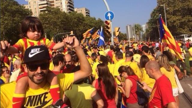 Gerard Piqué junto a su hijo Milan en la manifestación catalanista