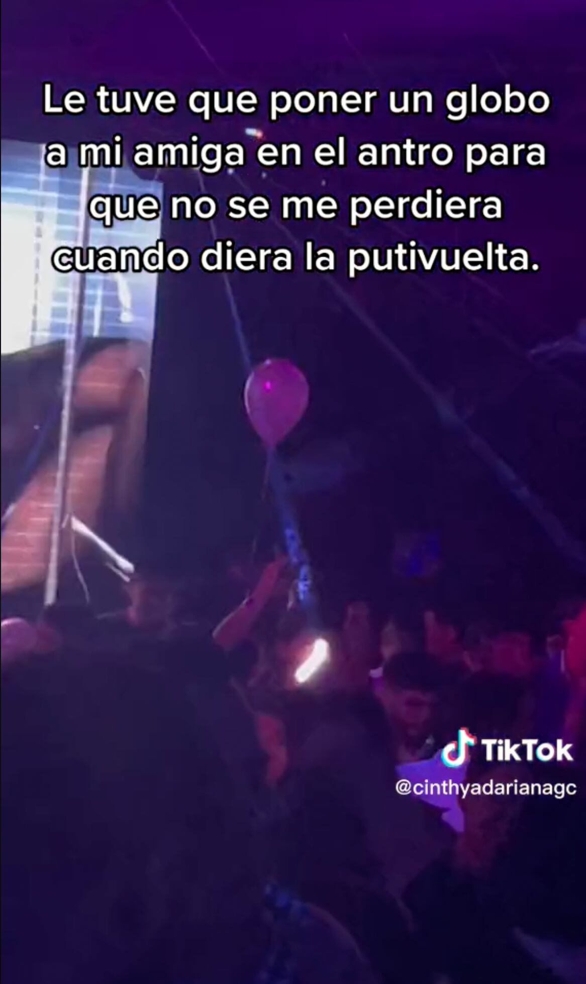 ¿Noche de antro? Amarra un globo a su amiga para que no se le pierda (VIDEO)