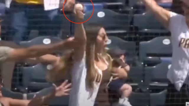 Atrapa pelota de béisbol mientras carga a su bebé