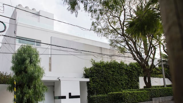 Fachada de la 'Casa Blanca' en la colonia Lomas de Chapultepec, que fue propiedad de Enrique Peña Nieto