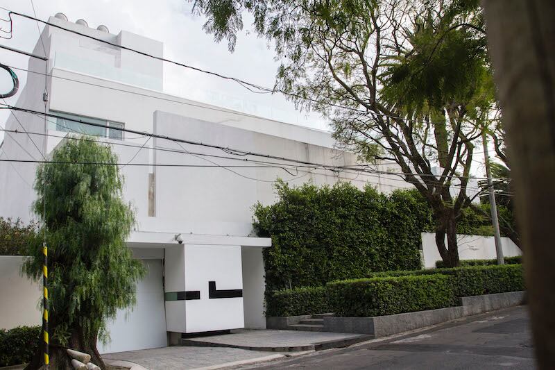 Fachada de la 'Casa Blanca' en la colonia Lomas de Chapultepec, que fue propiedad de Enrique Peña Nieto