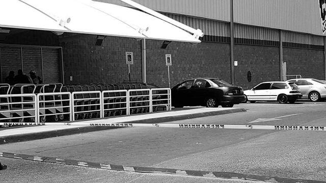 Las autoridades acordonaron el área del homicidio.