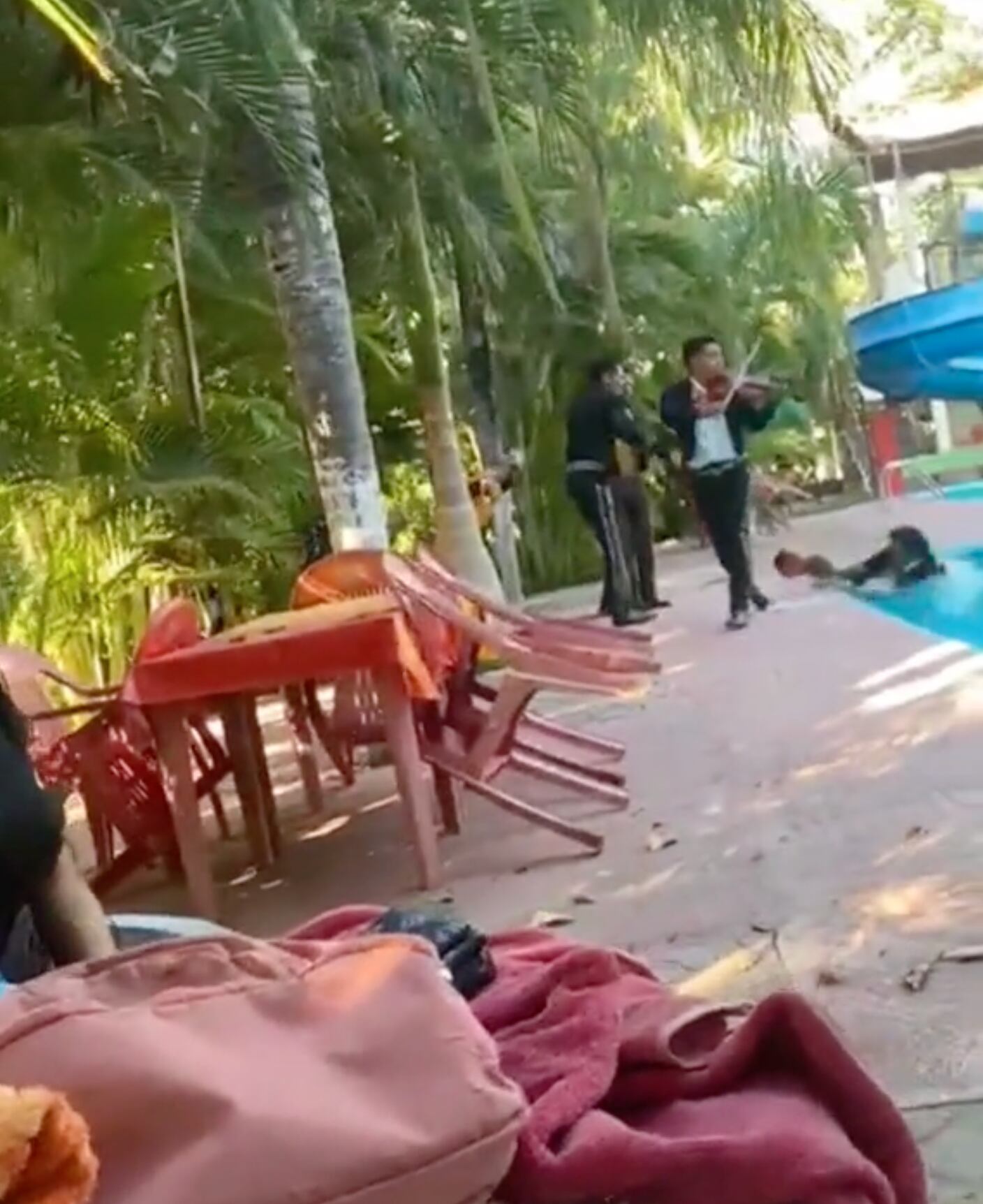 Video de TikTok de mariachi cayendo a la alberca