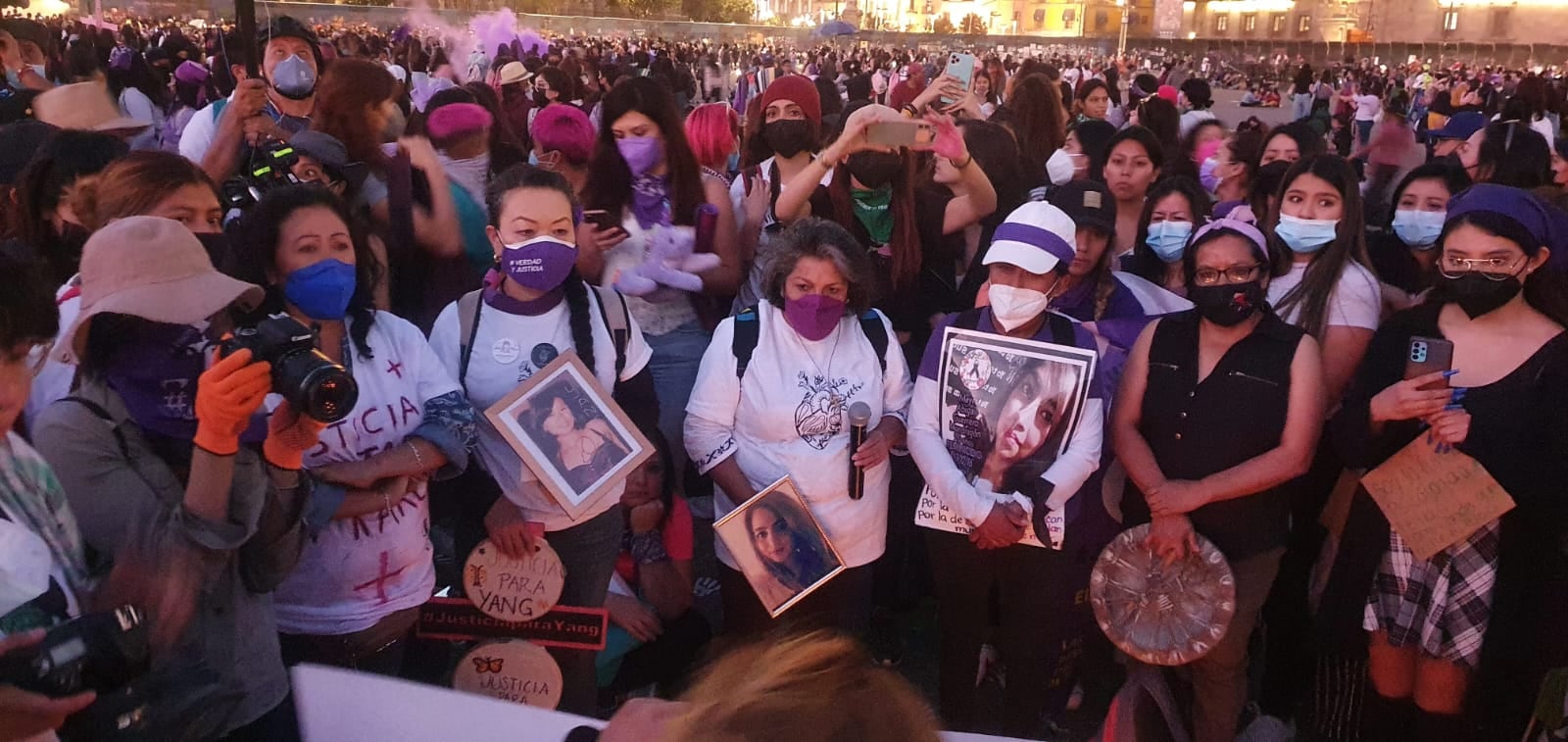 Familias de víctimas de feminicidio en la marcha feminista del 8 de marzo de 2022